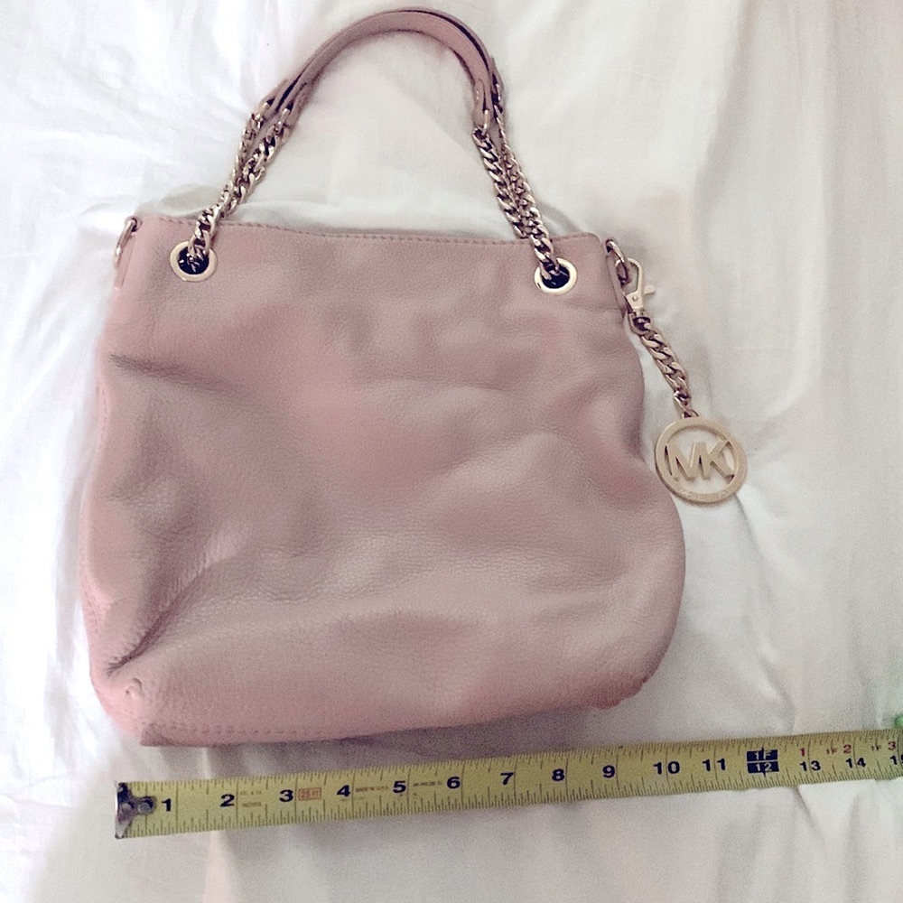 Stylish Michael Kors shoulder bag.